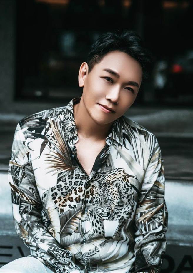 JC堃身為醫美診所院長，熱愛音樂，花5年籌備新專輯。（固力狗娛樂提供）