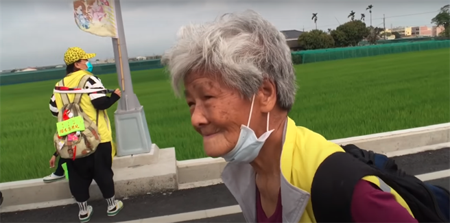 88歲的阿嬤透露，自己徒步遶境已有9年的時間，是為了感謝媽祖當初救回生病的兒子。(圖擷取自白沙屯媽祖網路電視台YouTube頻道)