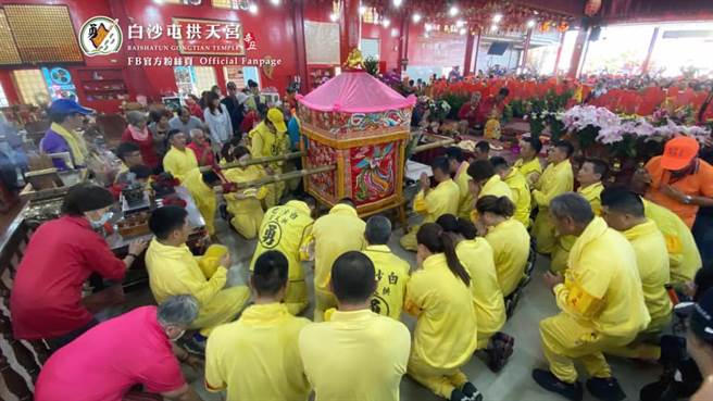 白沙屯媽祖今晚則駐駕在六房媽祖紅壇，預計清晨3點半起駕，前往北港朝天宮。(圖取自白沙屯拱天宮臉書)