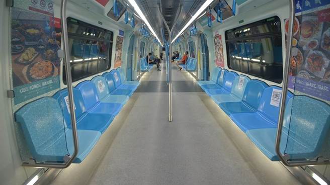 一位女乘客观察路人的下车习惯，练就出在捷运找座位的新技能，表示只要遵守「2撇步」，马上能在拥挤的车厢中抢到座位。(示意图/Shutterstock)