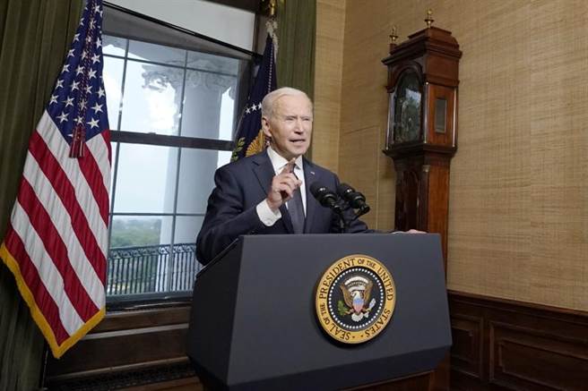 拜登下令，扩大美国各家银行交易俄罗斯公债的限制，驱逐10名外交官，并制裁被控试图介入美国总统大选的32个实体与个人。（图／美联社）