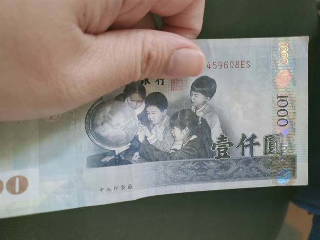 一位网友近日到一间老式KTV唱歌，不过才唱了一首歌，一位阿伯就突然出现，递给他一千元「请他下台」。(摘自爆怨2公社)