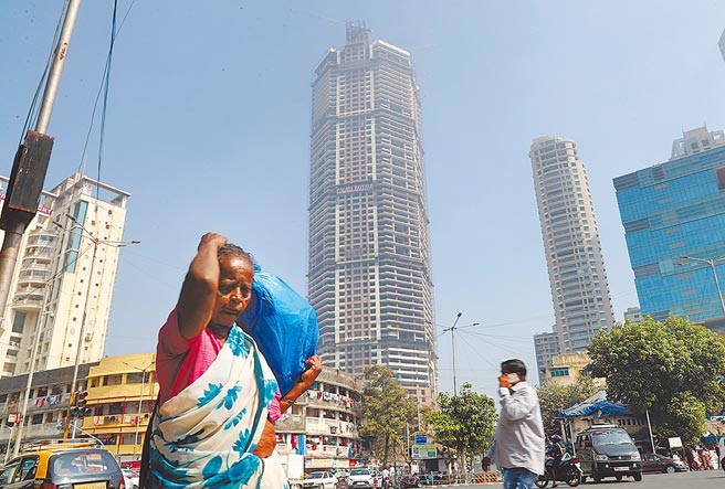 東南亞部分國家疫情再起，新一波防疫措施恐不利經濟復甦，IMF調降印尼、馬來西亞、菲律賓、泰國與越南的經濟成長預估值。圖／美聯社