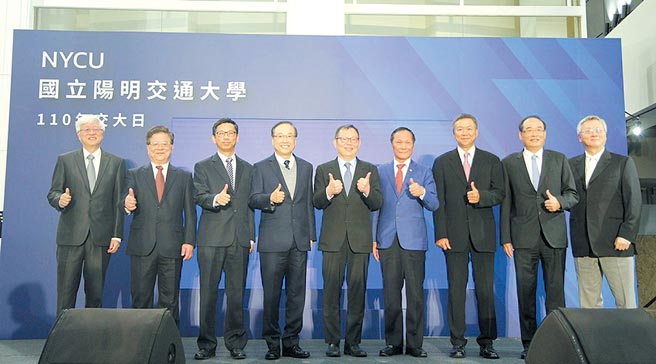 国立阳明交通大学4月10日举办交大日，颁发109年度七位杰出校友，表彰他们在专业领域终身成就，与在台湾产业的杰出贡献。图／阳明交大提供