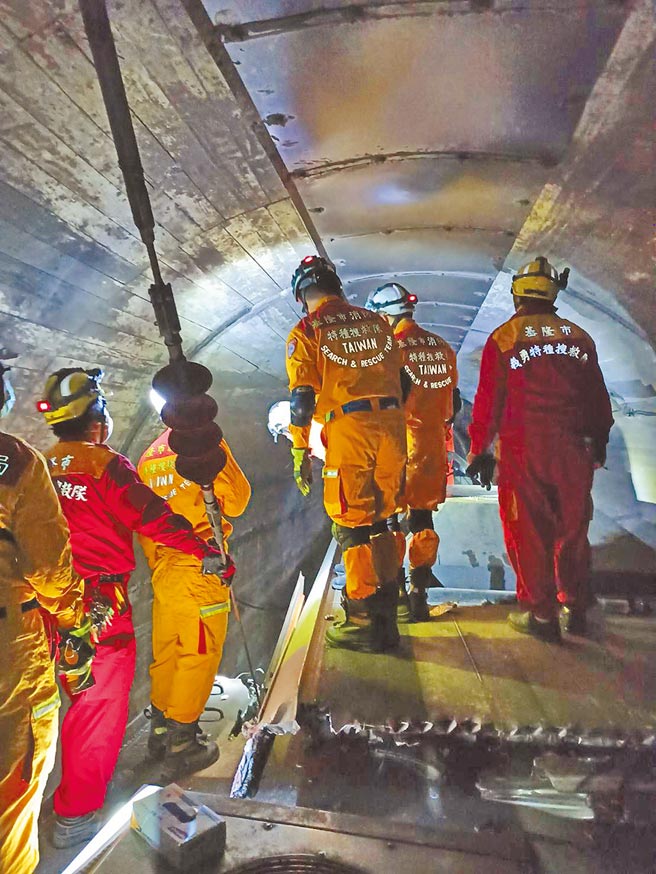 卫福部为太鲁阁事故设立募款帐户，包括罹难者及伤者、家属、目睹的乘客，以及救灾人员都是使用对象，却引发未全数专款专用争议。图为救难人员深入隧道内救援。（基隆市消防局提供）