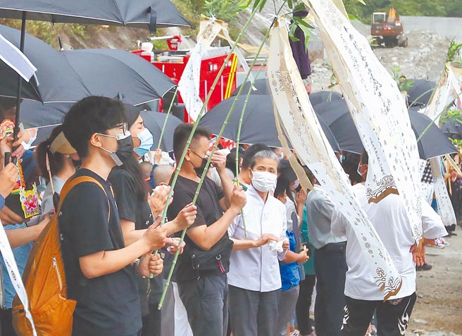 台铁408车次太鲁阁号在花莲清水隧道发生出轨事故造成严重伤亡惨剧。图为家属在现场招魂。（本报资料照片）