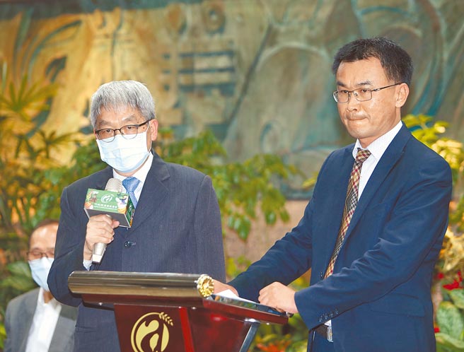 日本將排放核廢水，農委會主委陳吉仲（右）14日表示，將擴大台灣海域漁場環境監測，原能會輻射防護處長劉文熙（左）重申，將向日方表達反對立場。（陳怡誠攝）