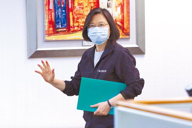 民進黨主席蔡英文14日主持中常會，表示府院黨決定不提公投對案，並指出公投不是作戰，是政府與人民溝通的機會。（黃世麒攝）