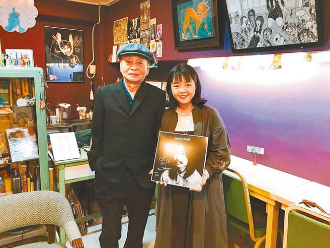 漫画家高妍（右）在漫画中认识了细野晴臣（左）的音乐，也因漫画繫起与细野晴臣的缘分，细野晴臣也深受她的漫画感动。（高妍提供）