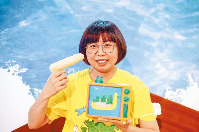 在網路擁有高人氣的插畫家「小高潮色計事務所」，以新作《動物腥球圖鑑》收錄216種動物交配知識，描繪各種獵奇的動物冷知識，包含約有1500物種是GAY、約94%的長頸鹿都是男同志等，希望透過動物交配現象及多元的家庭結構，讓大眾感受愛的多元。（鄧博仁攝）