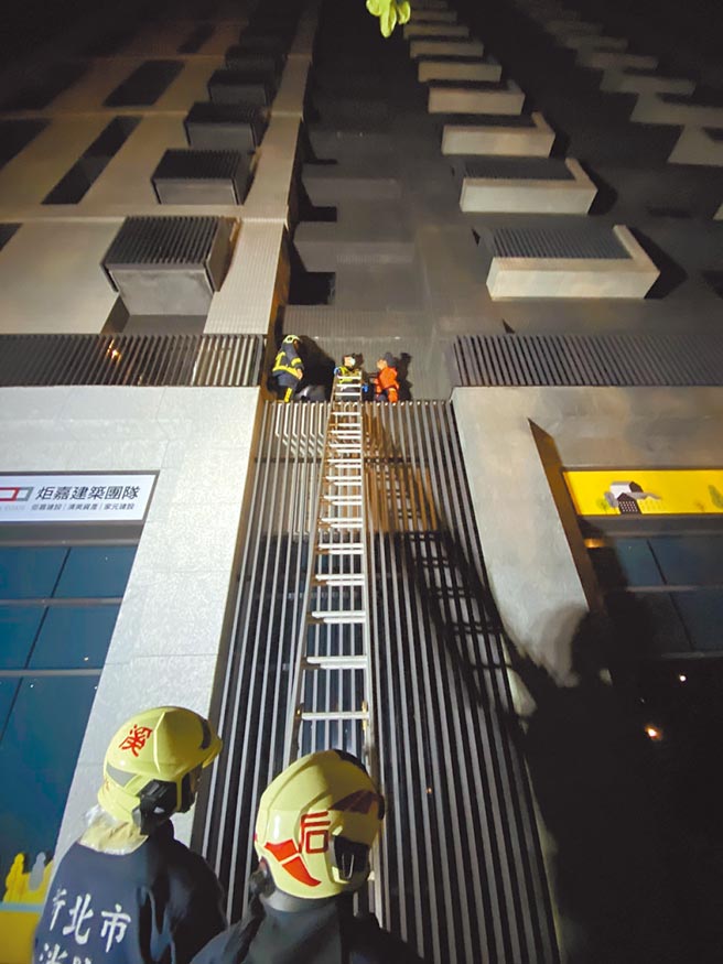 警方在大楼2楼后阳台发现疑似坠楼的黄姓男子，头部重创已无生命迹象。（王扬杰翻摄）