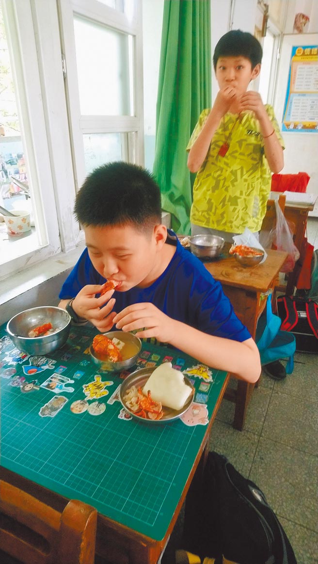 南阳国小所有小朋友把龙虾吃光光，没有厨余。（南阳国小提供／周丽兰云林传真）