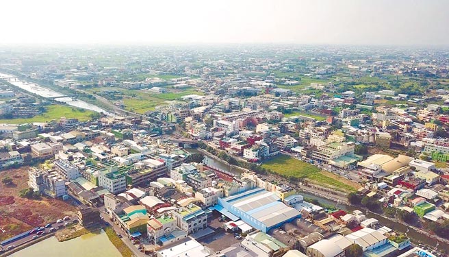 水龙头的故乡鹿港顶番婆，住宅和工厂密密麻麻，都几乎都坐落在特定农业区，彰化县政府经行政院核属「国家重大建设」，依都市计画法定程序新定都市计画，拟定合理的土地使用模式。（彰化县政府提供／吴敏菁彰化传真）
