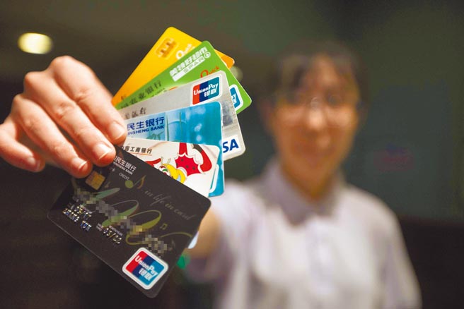 银行卡已成为个人出境使用最主要的支付工具。（中新社）