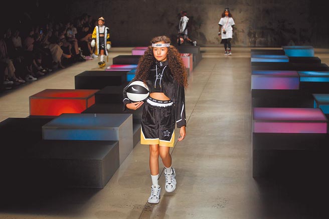 大陆掀抵制拒用新疆棉的外国品牌，不少大陆民眾买爆自己的安踏、李寧等体育品牌。图为安踏在纽约装的发表会。（新华社）