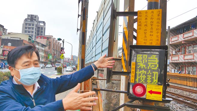 新北市交通局日前清查全市鐵路交通環境，發現境內4個區段全未設置邊坡監測預警系統；市長侯友宜昨主持市政會議，要求相關單位盡速跟台鐵反映。（新北市交通局提供／許哲瑗新北傳真）