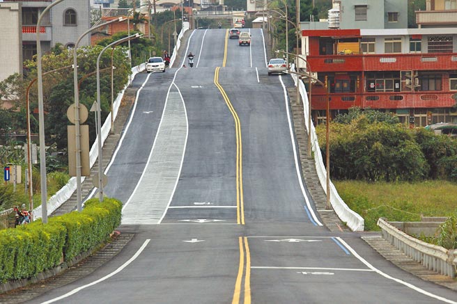 第1届金山区健走路跑活动主要路线在金山区磺清路，沿途有如波浪般起伏的特殊景致。（新北市金山区公所提供／王扬杰新北传真）