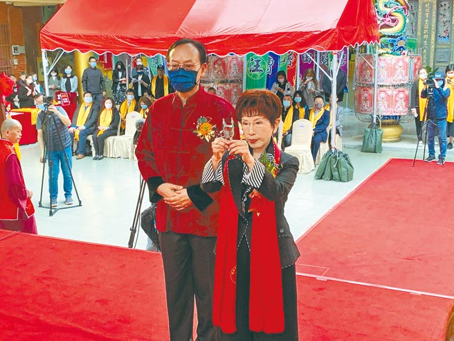 台湾轩辕黄帝拜祖大典筹委会举办恭拜大典，国民党前主席洪秀柱受邀担任主拜官，全程参与典礼仪程并恭读拜祖文。（姜霏摄）