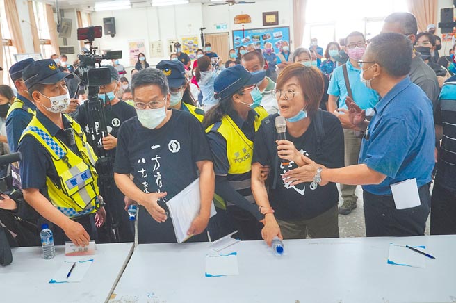 烏日區前竹區段徵收自救會及台灣土地正義聯盟等成員，14日在「變更烏日都市計畫（配合前竹地區區段徵收第二次專案變更）」（草案）公開展覽前座談會上，站於主席桌前用力敲桌，抨擊市府執意迫遷徵收。（黃國峰攝）