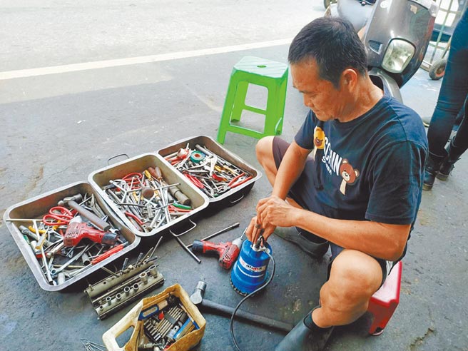 台南市白河區許多農民抽水馬達因為抽不到水，不停空轉而燒壞掉，當地有農機業者今年已修理近30顆馬達。（張毓翎攝）