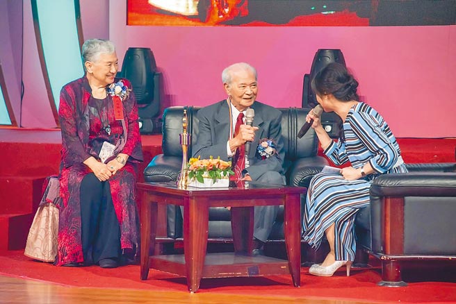 人称「阿公」的84岁医师许志新（中）18年前因看见台湾尾的需要，舍弃退休生活在恒春基督教医院展开白袍生涯的下半场。（恒基提供／谢佳潾屏东传真）