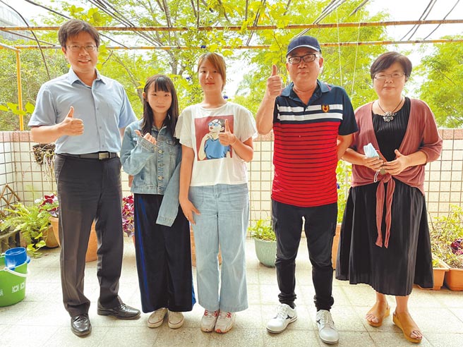 绿霸生技董事长游志聪（右二）研发比空气清净机更环保且更有效的「智能防空洞」产品，并选在高雄鼓岩国小试行半年时间，获得亲师生们好评。（洪浩轩摄）