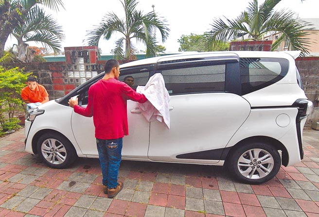 救星教养院推「想望计画」，「棠棠」开洗车场的梦想终于实现。（庄哲权摄）