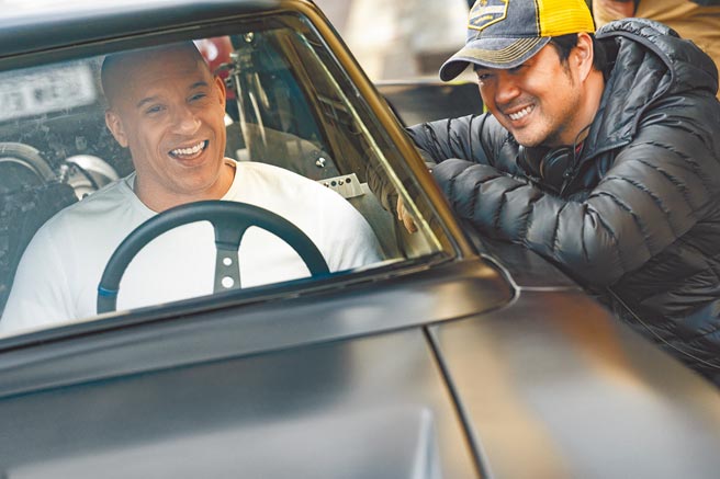 《玩命关头》系列陪伴影迷走过20年，左起「唐老大」冯迪索、导演林诣彬。（UIP提供）