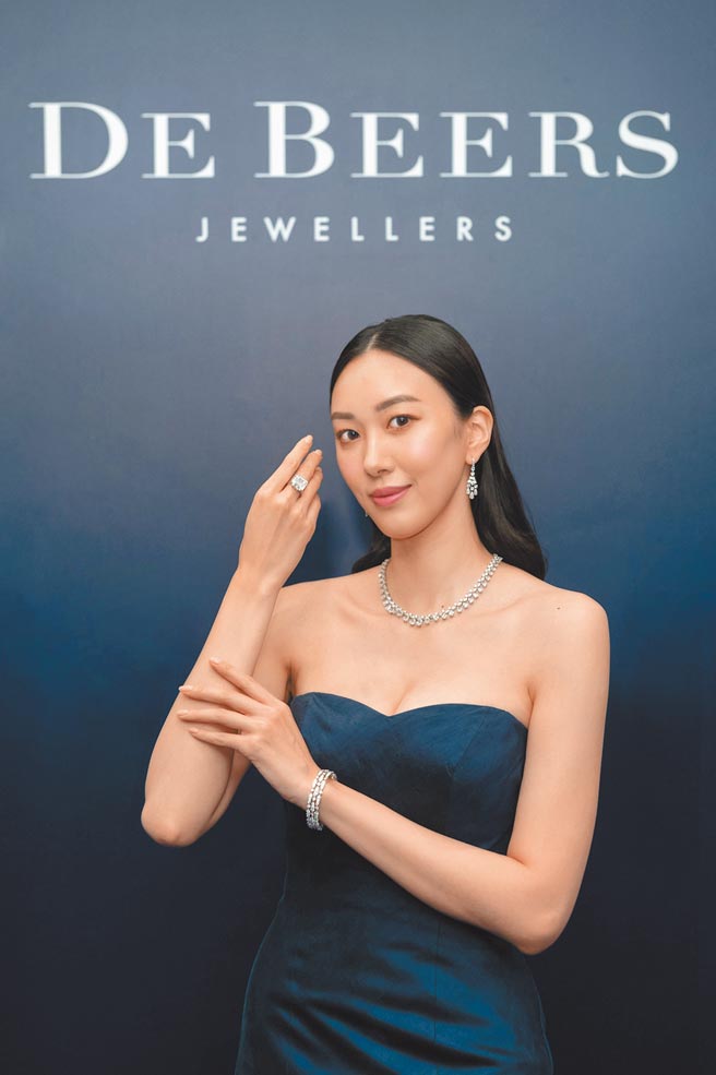 模特儿展示De Beers「1888 Master Diamonds」系列产自波札纳21.32克拉方形钻戒，要价1.8亿元，是最贵的一件作品。（De Beers提供）