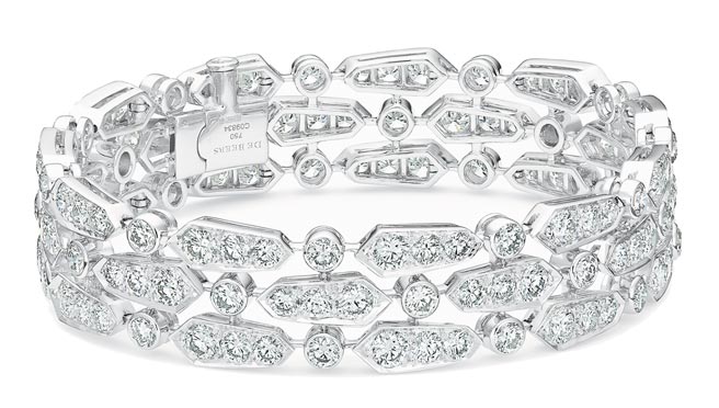 De Beers以北极冰川之美为灵感打造Phenomena Glacier三环钻石手鐲，196万元。（De Beers提供）