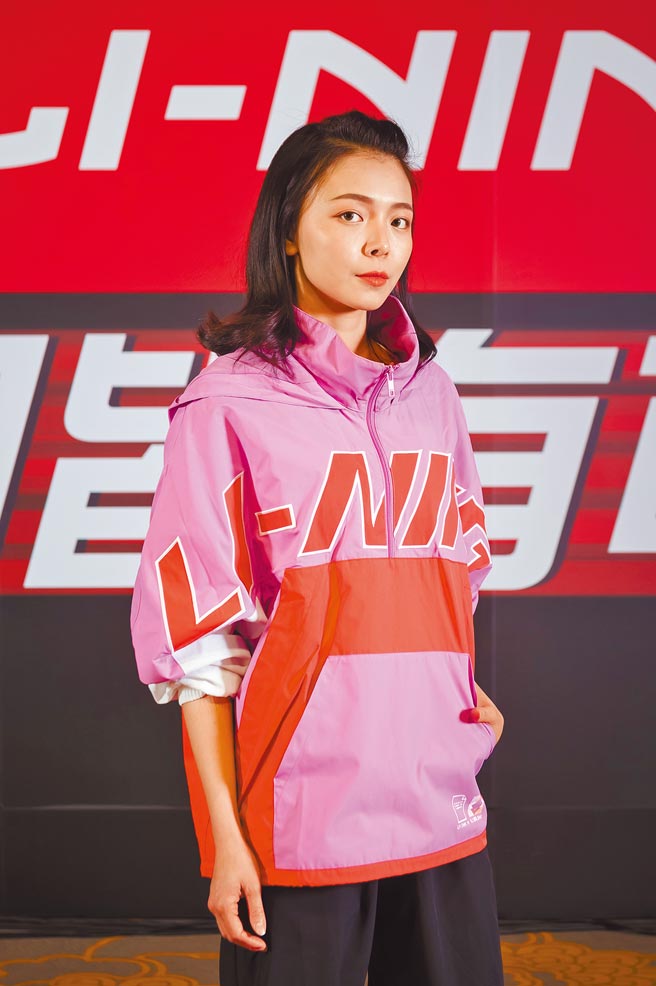 网红YOYO身上的李寧运动服色系缤纷，外套2980元。（李寧提供）