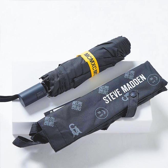 家乐福「STEVE MADDEN浮水印自动伞」，市价1280元，5000点+499元换购，全台限量2700个。（家乐福提供）