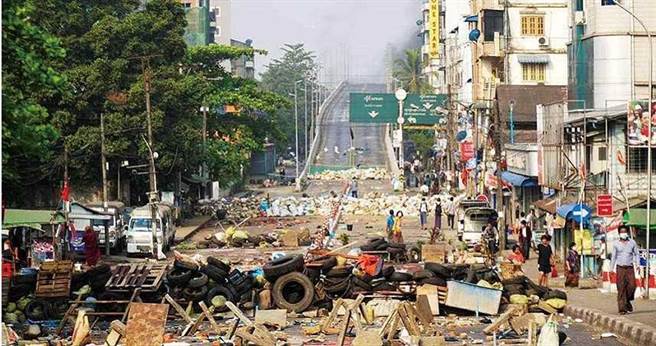 仰光市中心通往兰达雅工业区的重要道路，被示威民眾堆满废弃物，欲阻挡军方车辆通行。（图／翻摄自网路）