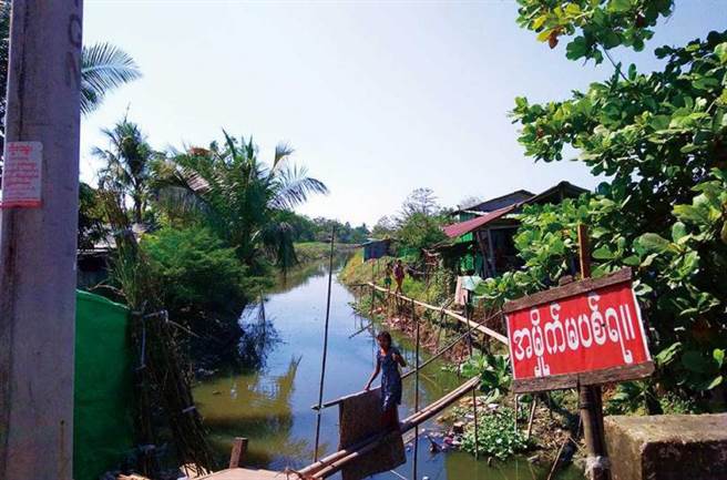 兰达雅工业区有不少没身分证的移工与贫民户，在三不管地带的河道上搭建茅屋居住，生活水平不高，且容易滋事。（图／台商提供）