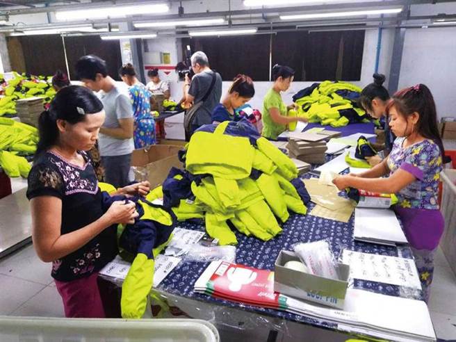 担心缅甸有更大规模的抗争活动影响生产及进出货，不少厂家已尽可能将后续订单转往其他国家生产。图为某台厂先前正常生产状态。（图／台商提供）