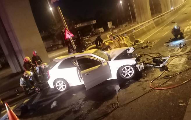 大里區環中東路五段凌晨發生，一轎車與黑色休旅車撞擊車禍，轎車嚴重毀損，駕駛腿骨折。（記者爆料網提供／黃國峰台中傳真）