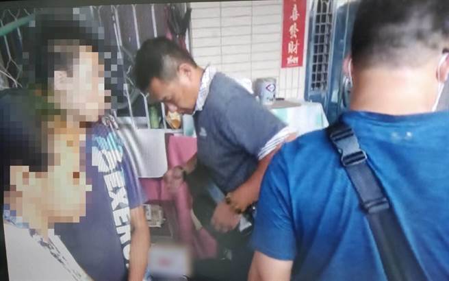 毒販夫妻（左二）蓬頭垢面，住處髒亂不堪。（讀者提供／劉秀芬台南傳真）