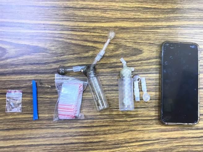 警方起獲毒品吸食工具、分裝袋等證物。（讀者提供／劉秀芬台南傳真）