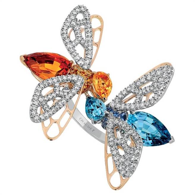 CHAUMET小蜜峰戒指，海水蓝宝、蓝宝石、锰铝榴石，332万1000元。（CHAUMET提供）