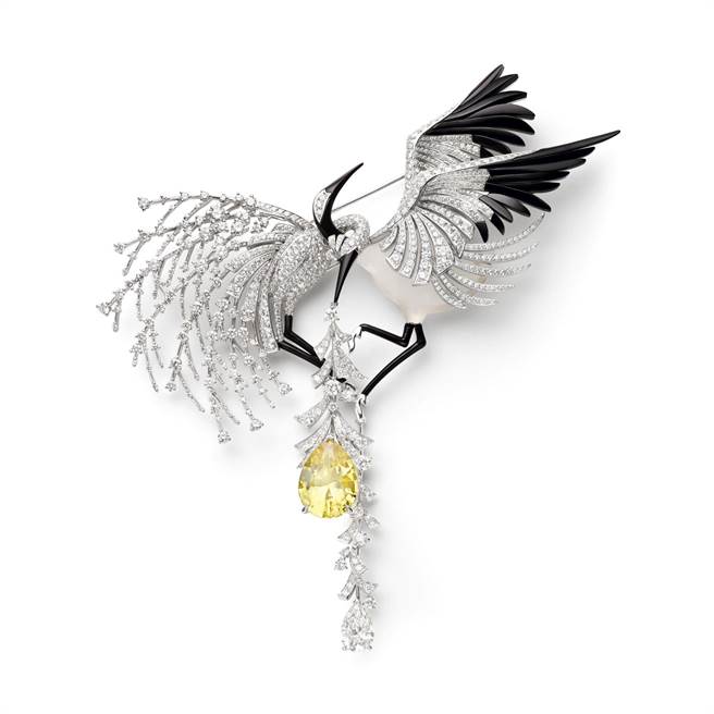 CHAUMET Parade仙鹤胸针，12.78克拉梨形黄宝石、2.12克拉钻石、缟玛瑙、水晶，2155万5000元。（CHAUMET提供）