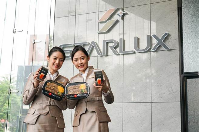 （4月21日起携手胡同烧肉在全台7-ELEVEN端出「胡同秘制烧肉饭」(售价99元)，以精品级飞机餐规格打造微波鲜食，在家吃饭也能享受空中飞机餐。另特色饮品「泰式奶茶」广获好评后再次推出。图／星宇提供）
