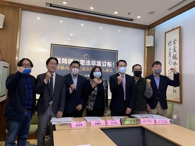 社會住宅推動聯盟今與跨黨派立委舉行記者會，公布民間版修法草案重點，並呼籲立法院內政委員會審查前召開公聽會。（林縉明攝）