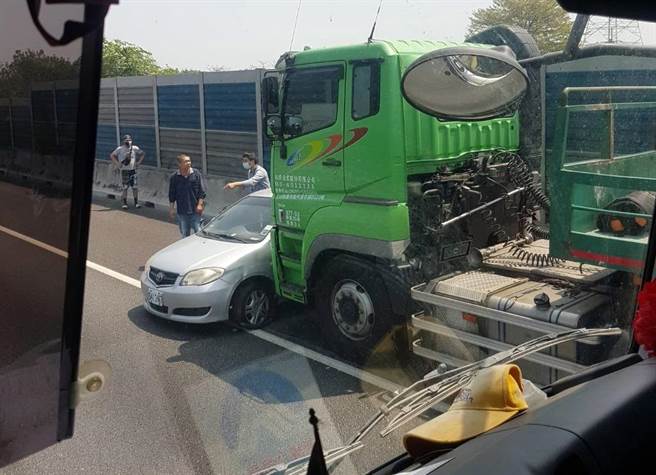 國一北向217.5公里一輛貨櫃車撞上自小客車，所幸自小客車駕駛輕傷無礙。（「彰化踢爆網」提供／謝瓊雲彰化傳真）