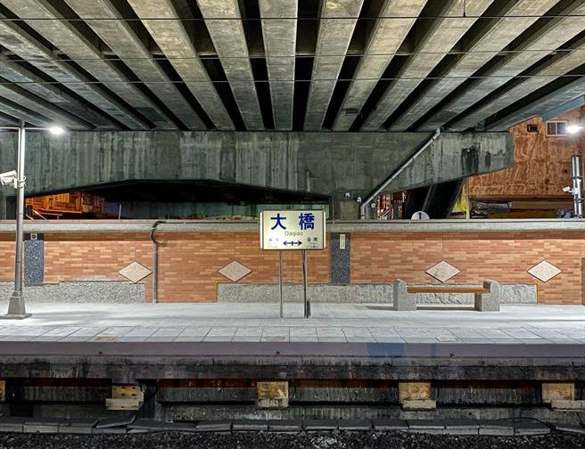 大桥车站位在奇美陆桥下，优雅又神秘。（翻摄台南式脸书）