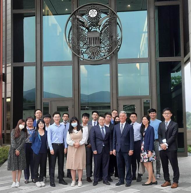 國民黨青年部13日參訪美國在台協會。（摘自國民黨青年部臉書）