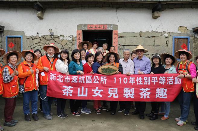新北市政府社會局和深坑區公所聯合在炮子崙農夫市集舉辦「茶山女兒製茶趣」。（葉書宏攝）