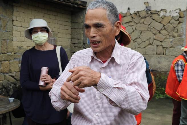 蔡金來擔任製茶趣講師不僅教製茶，也教如何泡好文山包種茶。（葉書宏攝）