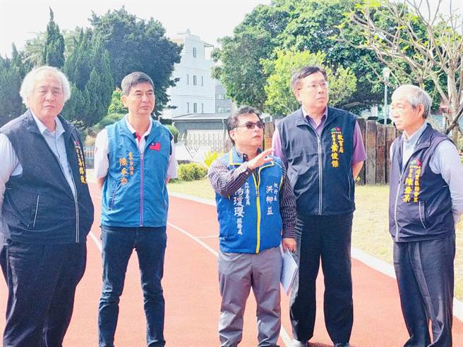 立委杨琼璎与市议员陈本添争取月眉国小操场整建工程，教育部体育署补助经费90％，计531万元。（王文吉摄）