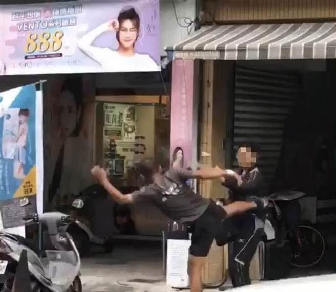 不满违停遭开单殴打检举达人，赫然发现他是恒春警察，当地民眾却力挺员警。（民眾提供／谢佳潾屏东传真)