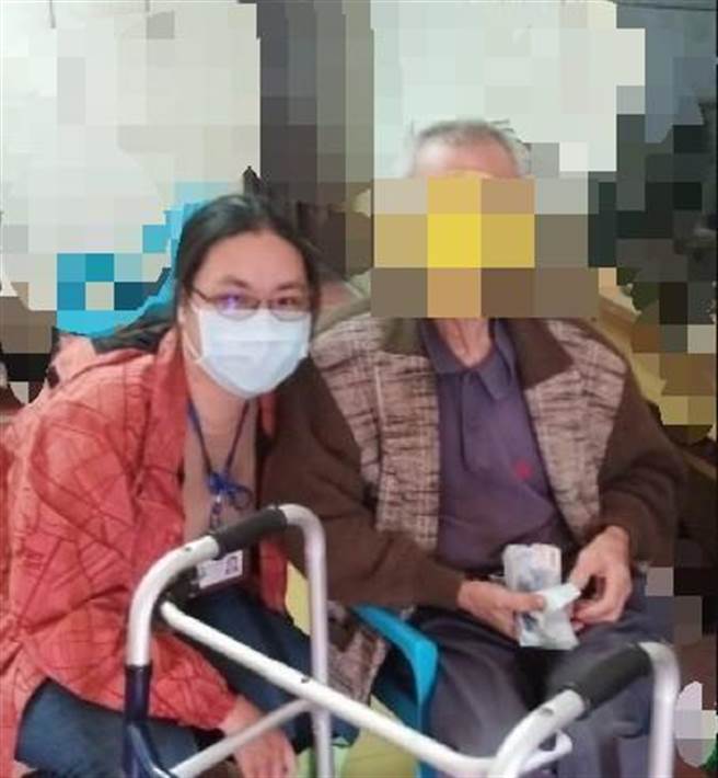 台东县政府社会处刘姓社工员背包遭个案陈爷爷塞红包10万元，赶紧归还。（台东县政府提供／蔡旻妤台东传真）